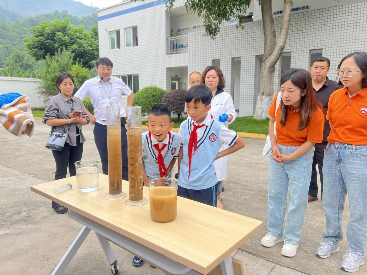 图片2 参观了解污水降解沉淀处理工艺