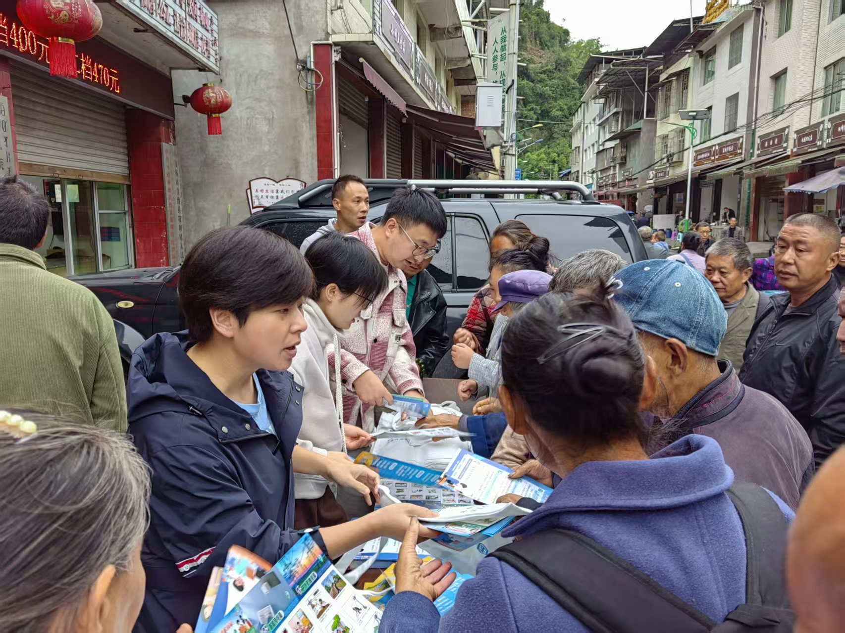 赶场天：设点发放宣传资料50余份，喇叭循环播报政策