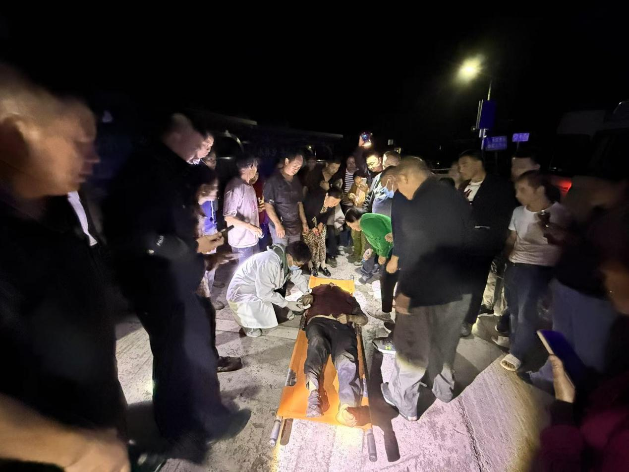 医护人员为老人检查身体