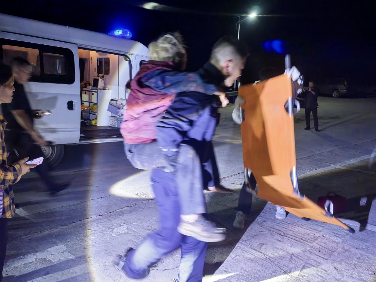 民警背老人下山