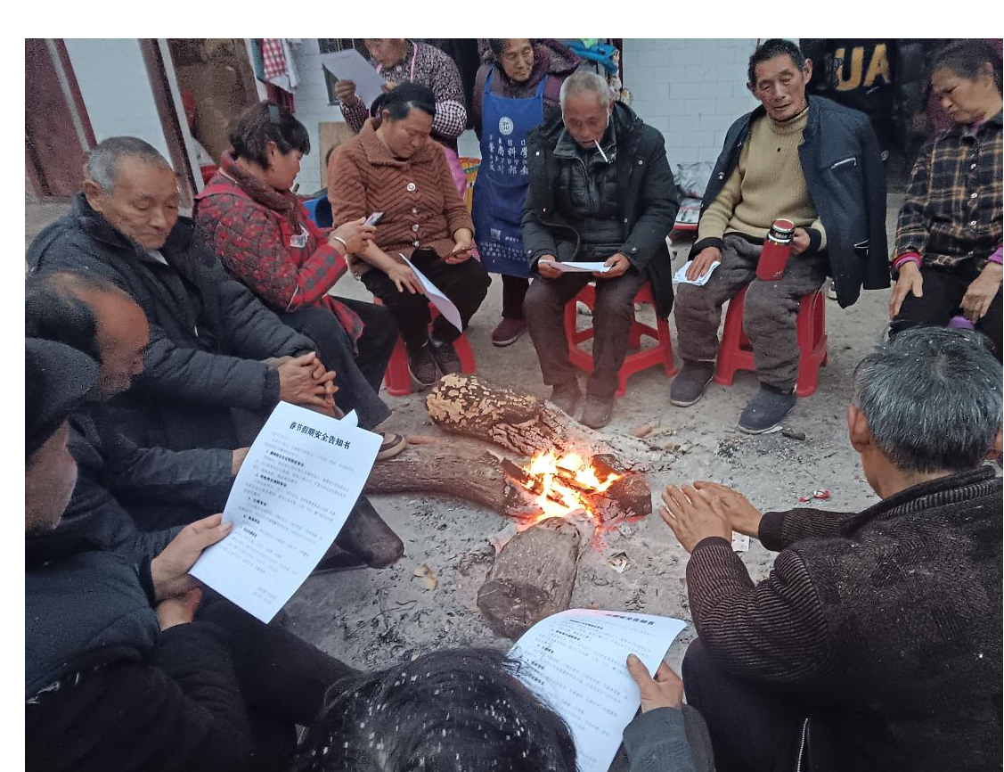 召开户长会发放安全告知书