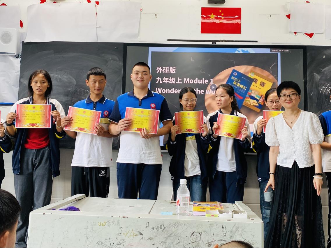 东西部协作支教教师王婷婷与获奖学生合影