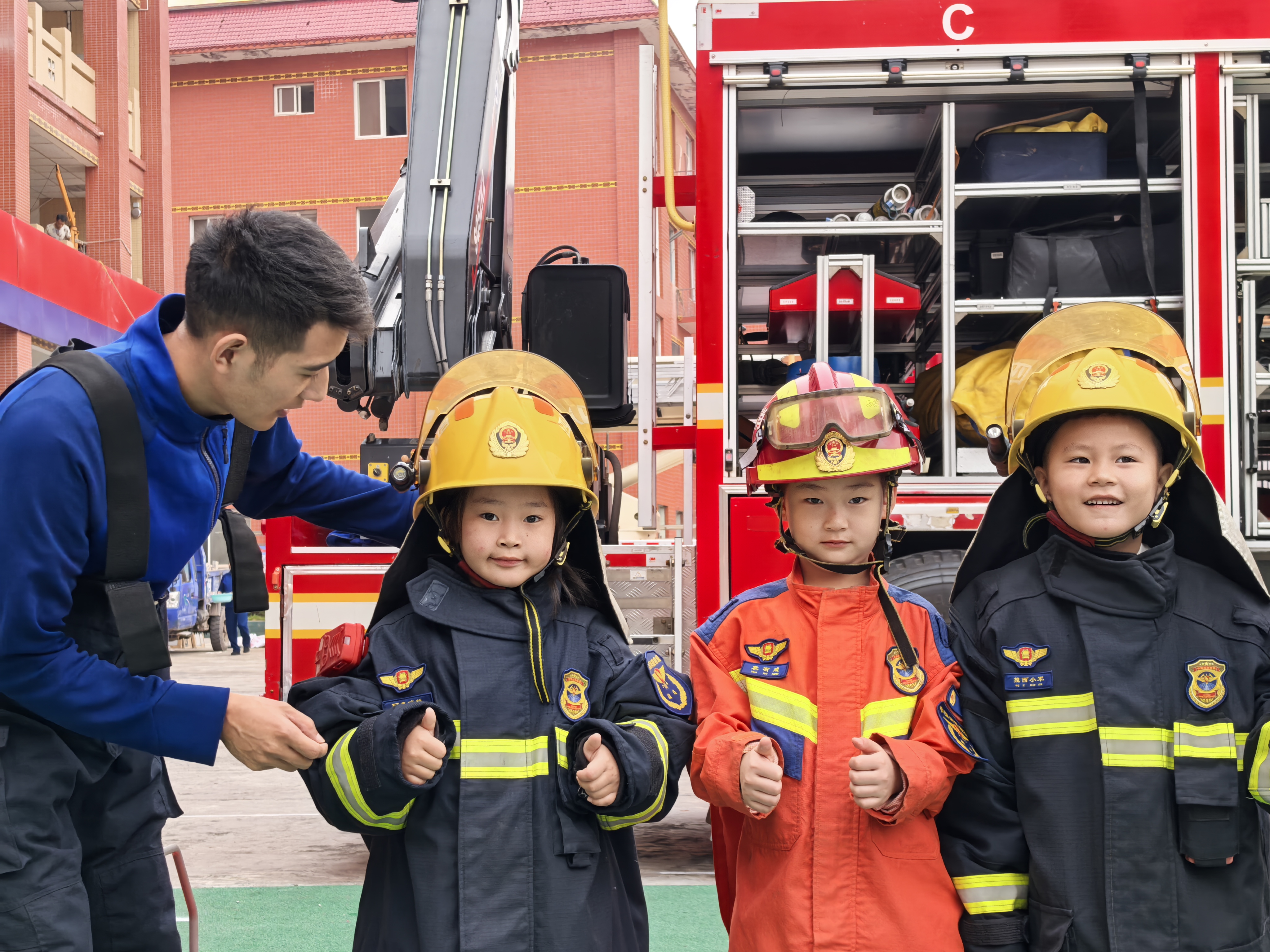 幼儿试穿消防服