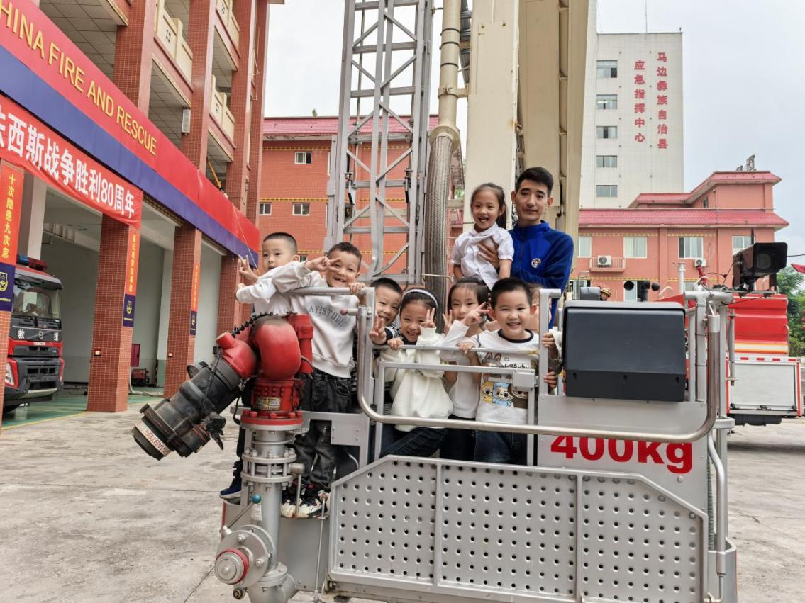 消防员守护幼儿有序登上云梯车