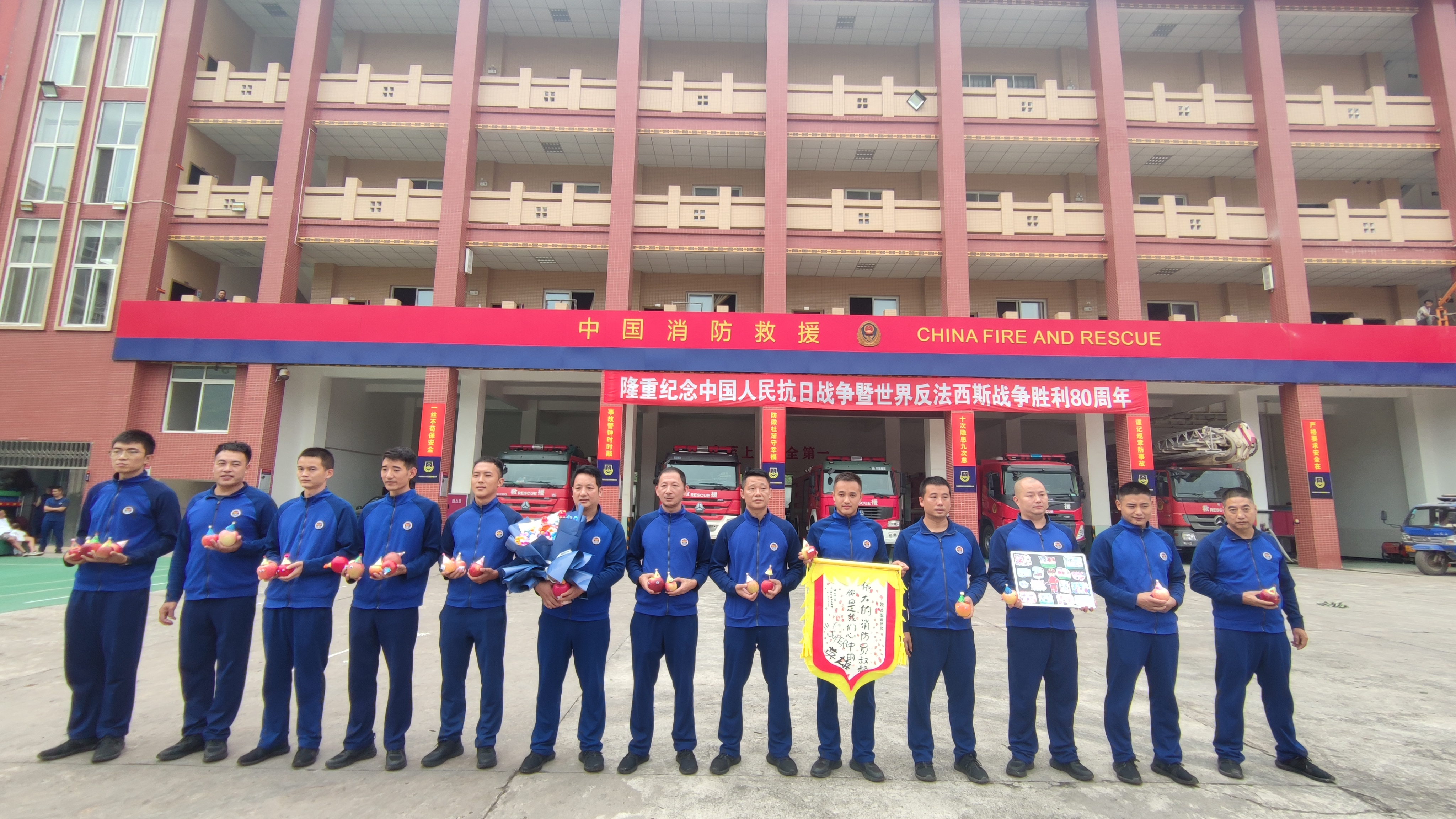 幼儿代表向消防员叔叔送上亲手准备的礼物