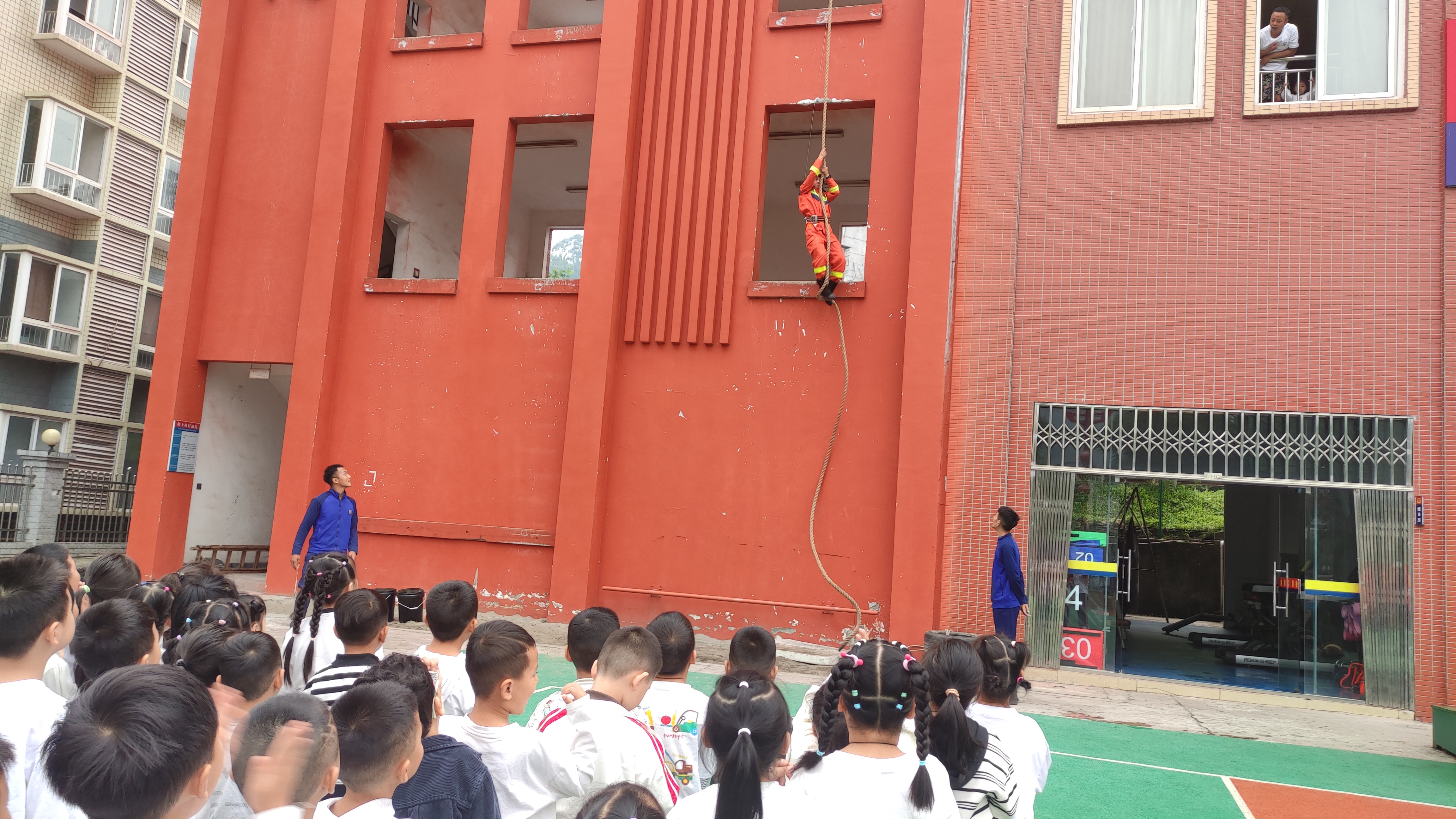 消防员进行高空攀爬演练