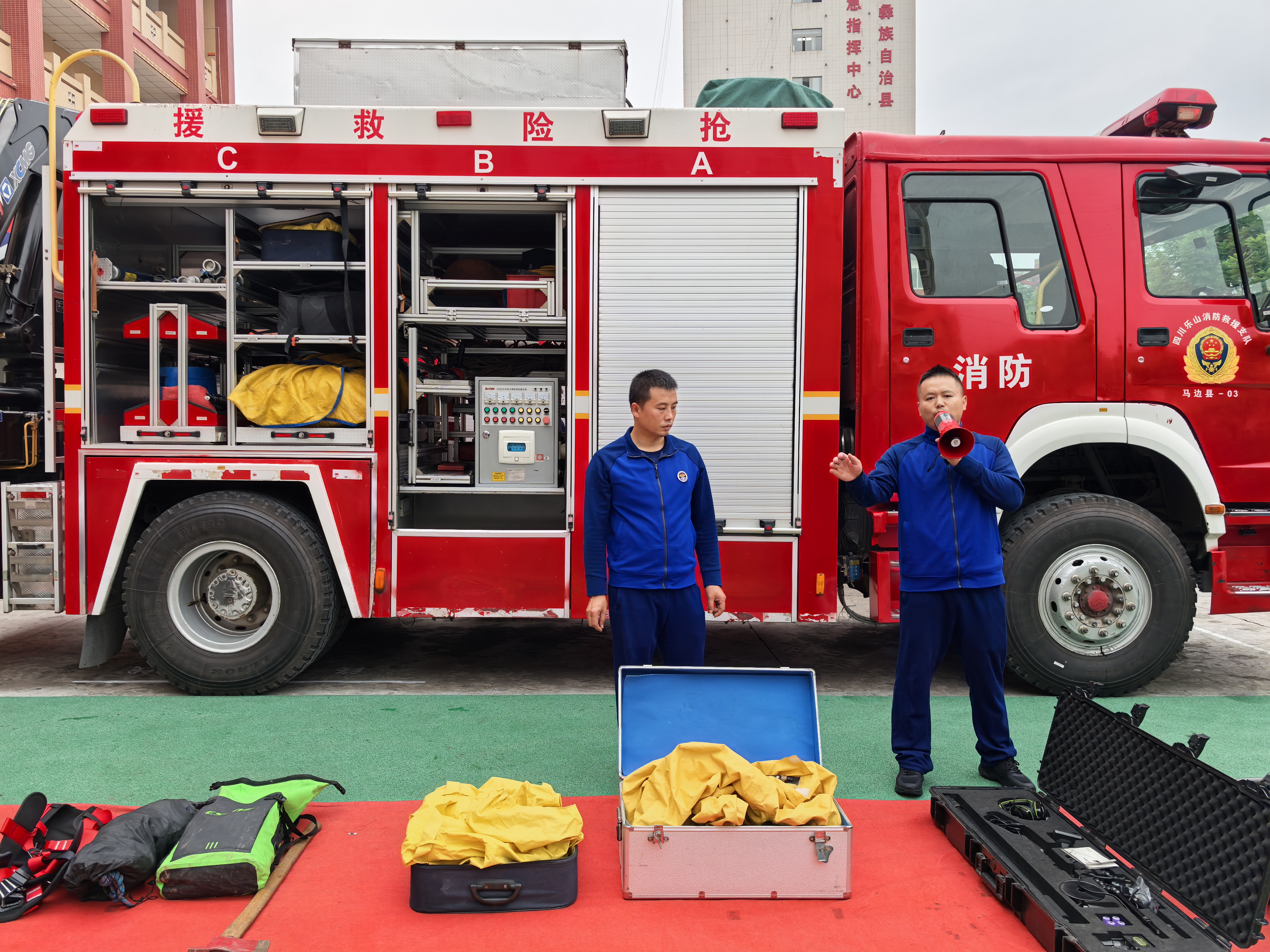 消防员为幼儿详细介绍各类消防器材的功能与使用场景