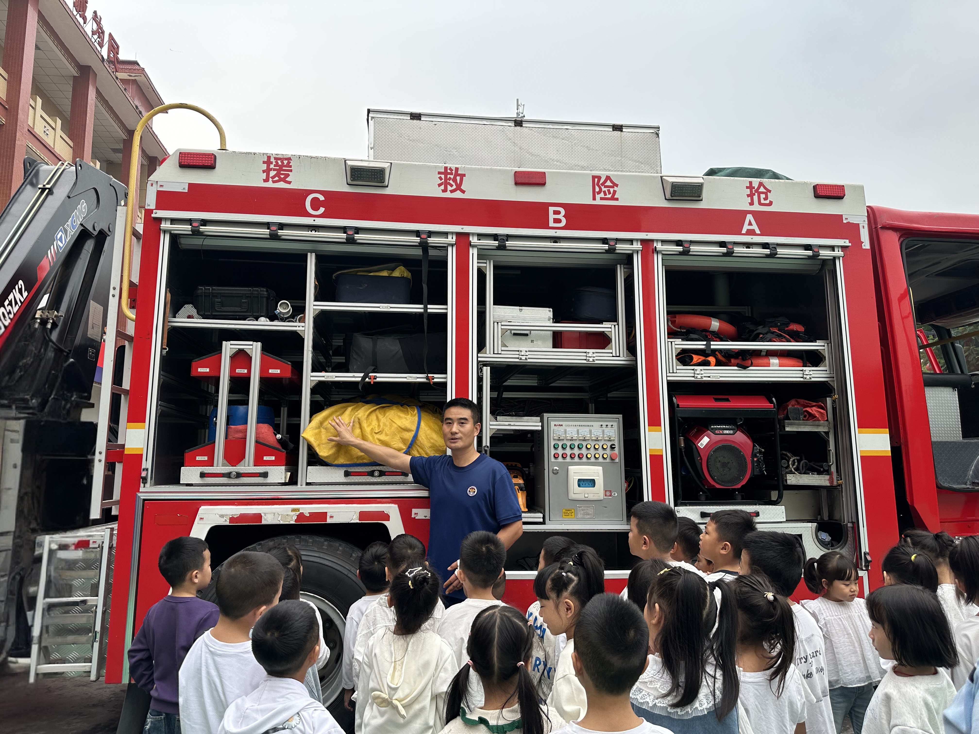 幼儿近距离参观消防车