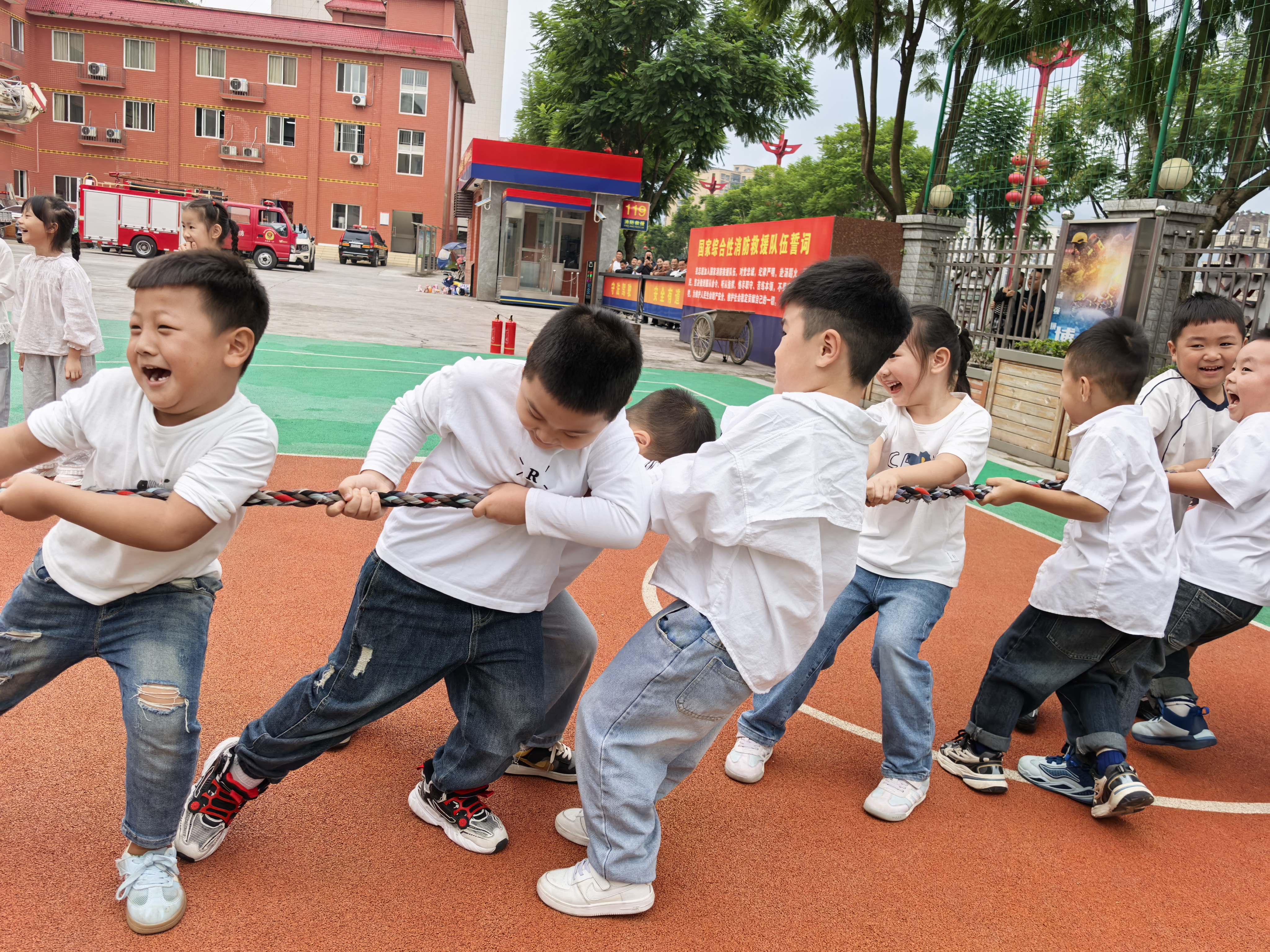 幼儿与消防员进行拔河友谊赛