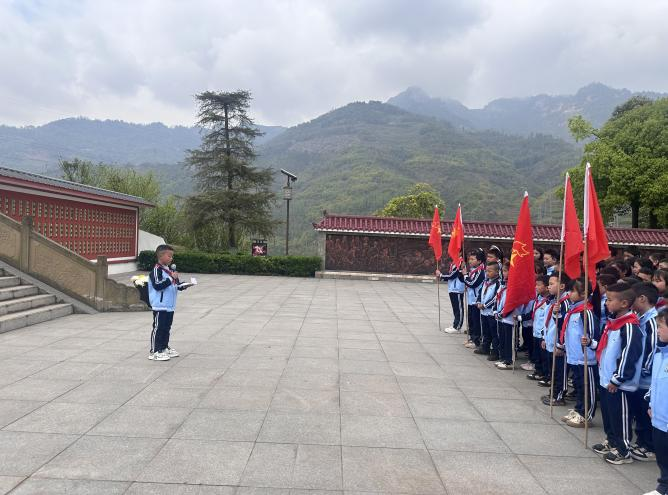 光辉中心校少先队员代表发言