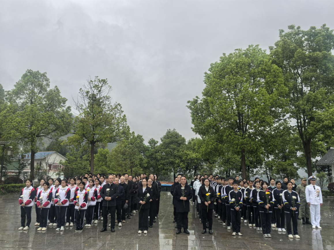 马边一中、桐华学校师生肃立默哀