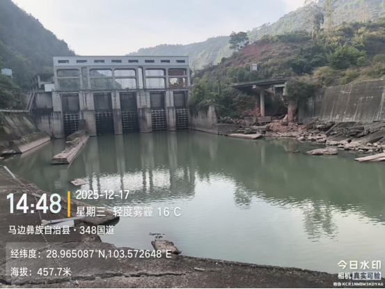 查看防洪堤水毁情况