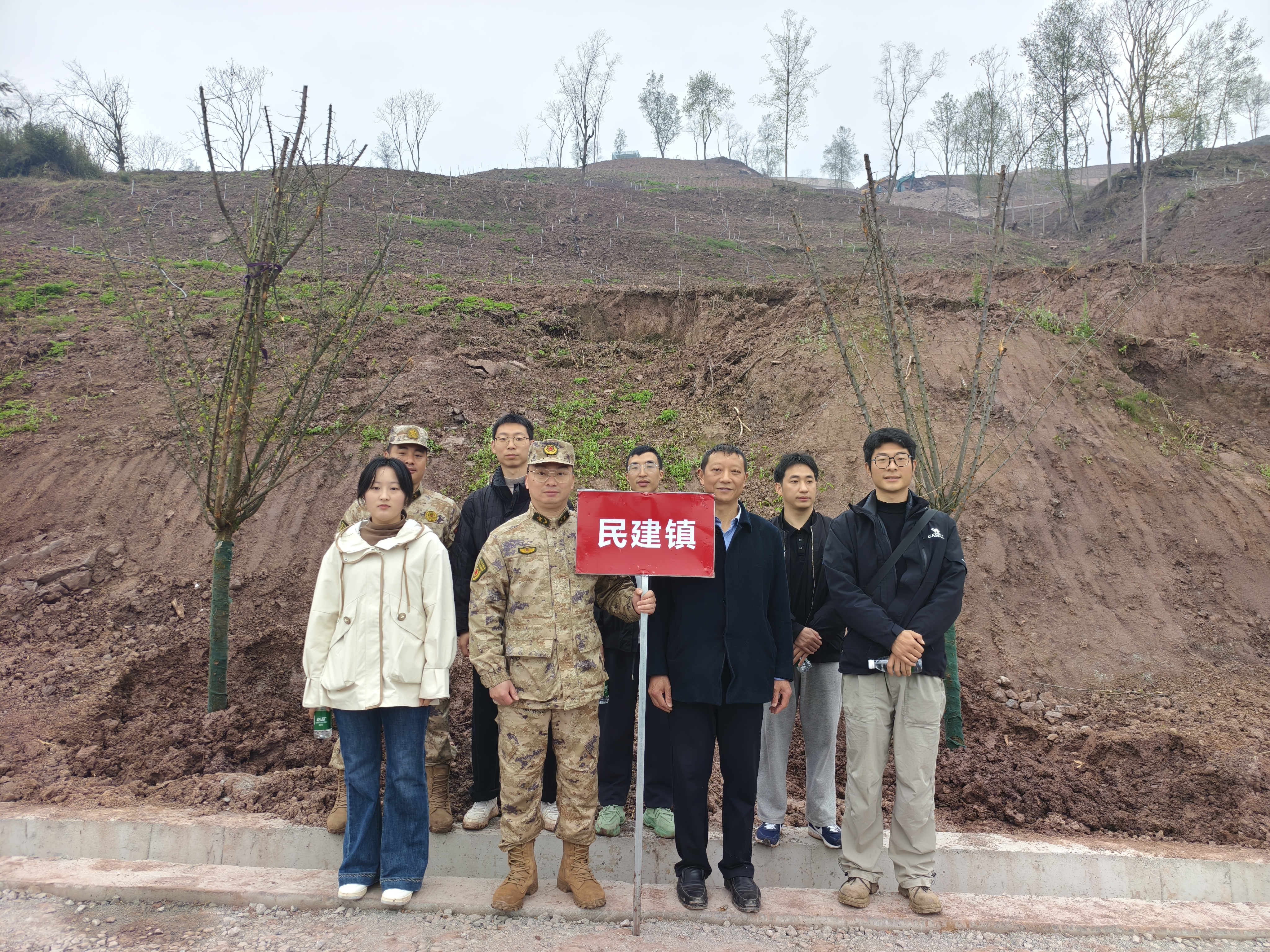 图片：民建镇参与全民义务植树活动
