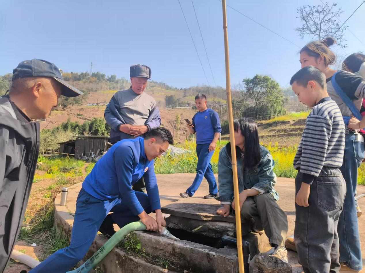 图片:社区与消防队组织供水现场