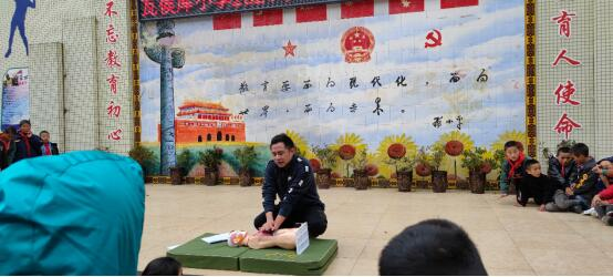 瓦侯库小学演示救生方法