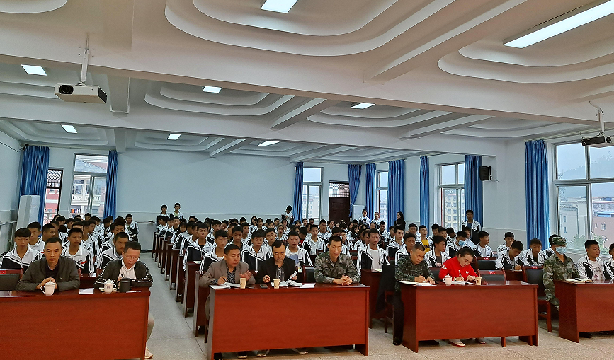 国防教育专题报告会现场