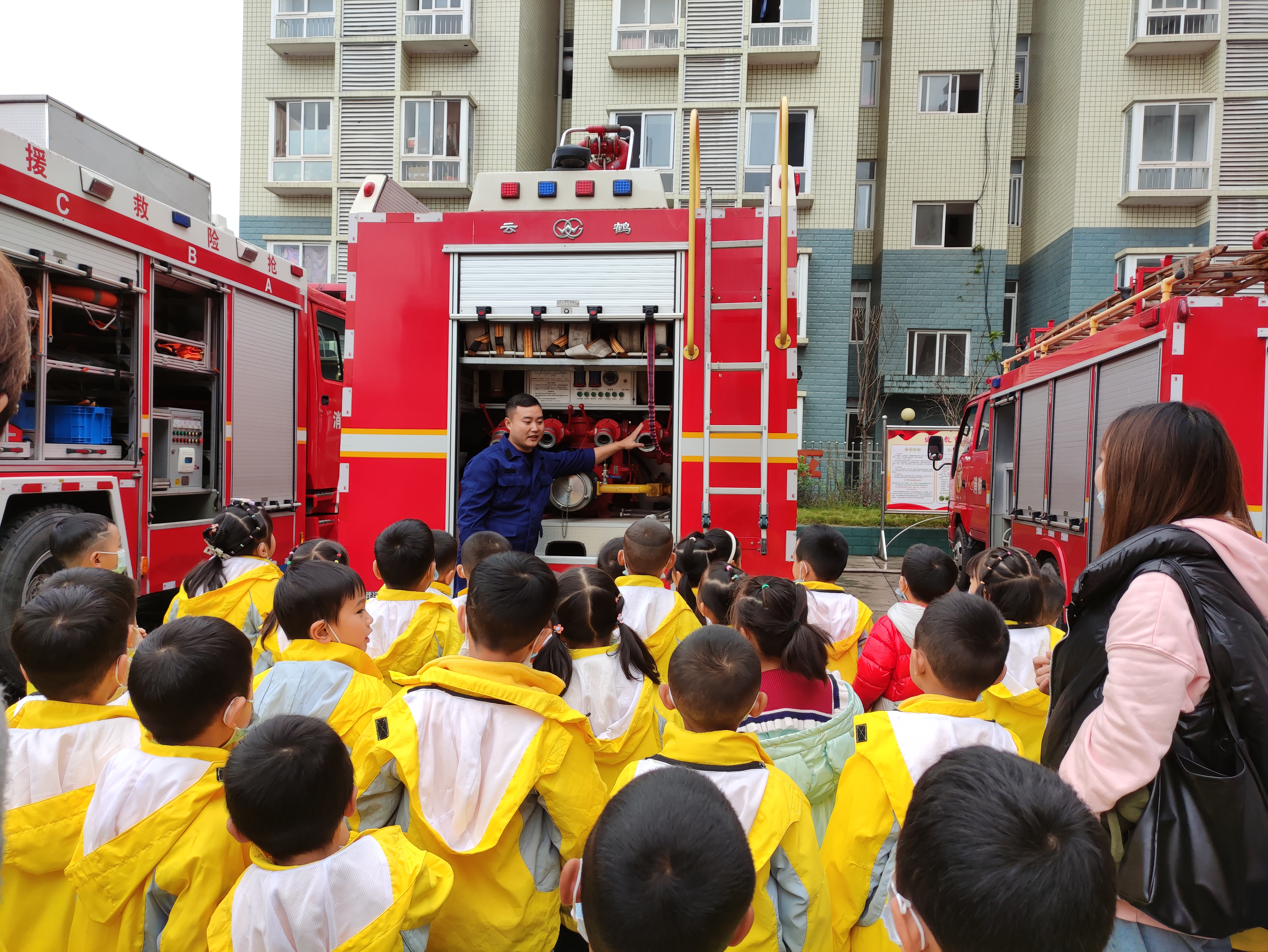 城北幼儿园参观消防器械